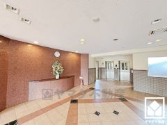 「ファミリーマート尾浜町」まで徒歩7分、「業務スーパー名神尾浜店」まで徒歩10分など、お買い物施設が徒歩圏内に複数あり便利な住環境です。