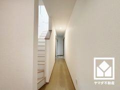 シンプルで洗練された玄関スペース。帰るたびにホッとできる、心地よい住まいの入り口。