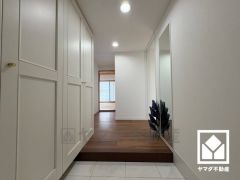 玄関にはたっぷりの収納スペースを完備。家族の靴もしっかり収納できるので、玄関がいつも片付き、気持ちよくお客様を迎えられます。お出かけの前のチェックにも便利な鏡付きです。