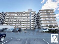 北東側に県道13号線が通っており、北上するとすぐに名神高速道路の尼崎インターチェンジが見えてきます。車での移動もしやすい立地です。