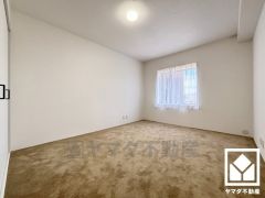 約7帖の洋室です。大きな窓からは明るい光が降り注ぎます。