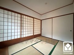 和室はリビングと隣接しており一体利用も可能です。子どもの遊び場、お昼寝スペース、家族のくつろぎ空間にも。和室があると、暮らしの幅がぐんと広がる。