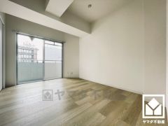 約5.4帖の洋室です。全室バルコニーに繋がるお部屋となっております。風通しが良く、明るい陽光がたっぷり差し込む心地よい生活空間です。