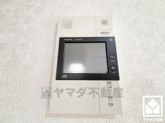 突然の来訪時でも安心なモニター付きインターホンを完備。お留守番中のお子様でも簡単に来訪者の確認ができます。