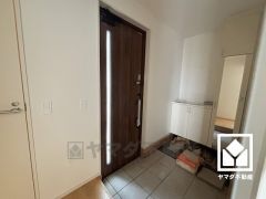 ドアのスリット窓から光が差し込み、外出時にも帰宅時にも、明るい気持ちになれる玄関です。