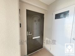 シンプルで洗練された玄関デザイン。帰るたびにホッとできる、心地よい住まいの入り口。