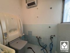 浴室には、椅子に腰かけた楽な体勢で浴槽入浴と同等の満足感が得られる、介助対応の全身シャワーを備えています。