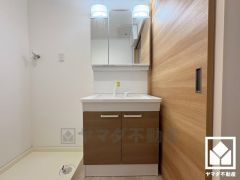 収納付きでスッキリお使い頂ける3面鏡の洗面台です。洗面ボウルが広めなので、忙しい朝でも身支度がしやすく時短になります。