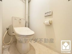 明るく清潔感溢れるトイレです。