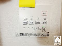 浴室暖房乾燥機付き。真冬の寒い浴室を暖かく、また雨の日の洗濯物の乾燥にと多用途に活躍する機能です。