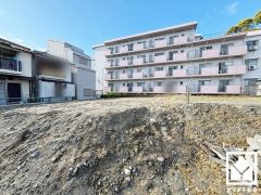 落ち着いた色合いと直線的な美しさが調和したモダンな外観。帰るたびに安心感を感じられる佇まい。