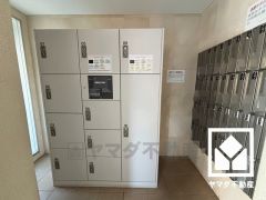 宅配ボックスも完備しています。留守でも安心、荷物の受け取りをスムーズに。