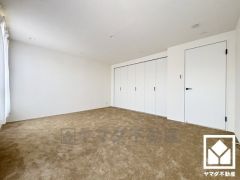 全室防音性、保温性に優れたカーペット敷き詰めとなっております。防滑性、クッション性も高く、お子様やご高齢の方も安全にお住まいいただけます。