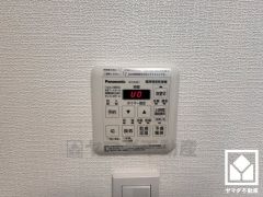 浴室暖房乾燥機付き。真冬の寒い浴室を暖かく、また雨の日の洗濯物の乾燥にと多用途に活躍する機能です。