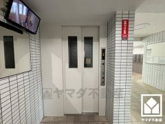 スムーズな移動を叶えるエレベーター。忙しい朝も快適に、ストレスフリーな暮らしをサポート。防犯カメラが設置されておりセキュリティに配慮されています。