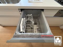 毎日の家事の負担を軽減でき、水道代の節約にもなる食器洗乾燥機付き。