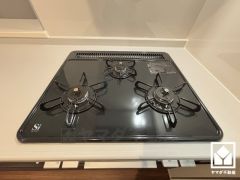 毎日の料理がもっとスムーズに。便利な3口コンロ付きキッチン。