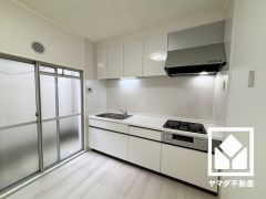 キッチンは空間を有効活用できる壁付けタイプ。ドライエリアに面した窓がございますので、昼間は手元が明るく、お料理がはかどります。
