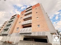 陽光に映える美しい外観。街並みに馴染みながらも、ひときわ目を引く存在感。