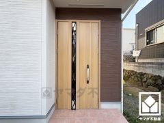 玄関ドアの窓から光が差し込み、外出時にも帰宅時にも、明るい気持ちになれる玄関です。