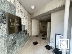 上質な素材と洗練されたデザインが織りなすエントランス。住まう人の誇りを感じさせる、優雅な迎えの空間。