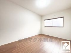 約6帖の3階東側洋室です。全居室に窓がございます。明るい陽光がたっぷり差し込む心地よい生活空間です。