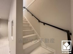 手すり付きの階段。バリアフリーにも配慮された、家族みんなが過ごしやすい住宅です。