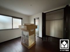 約6帖の1階北側洋室です。お庭へ続く開放的な勝手口のあるお部屋で、通風・陽当たり良好。全居室2面採光の、明るい陽光がたっぷり差し込む心地よい生活空間です。