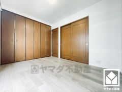 約6帖の2階南側洋室です。洋室6帖2部屋は続き間となっており、一体利用も可能です。