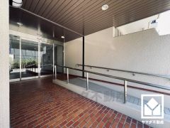 バリアフリーに配慮された、スロープ付きのエントランスアプローチ。