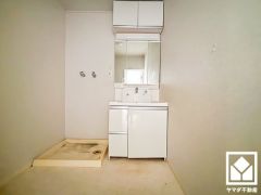 収納付きでスッキリお使い頂ける3面鏡の洗面台です。洗面ボウルが広めなので、忙しい朝でも身支度がしやすく時短になります。