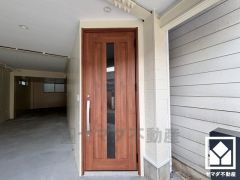 インナーガレージを縦列2台分完備。重い荷物や雨の日の移動もスムーズで、快適なカーライフを実現。来客時にも便利です。（車種制限有）