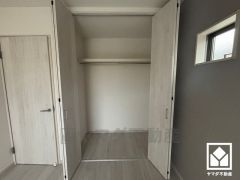 クローゼットは奥行きがあるので、収納力も申し分ありません。お洋服はもちろん、スーツケースなどの大物もしっかり収納できます。