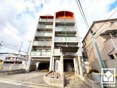 敷地内に屋内駐車場を完備。重い荷物や雨の日の移動もスムーズで、快適なカーライフを実現。機械式のため車種に制限がございます。