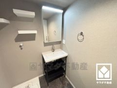 収納付きでスッキリお使い頂ける洗面台です。洗面ボウルが広めなので、忙しい朝でも身支度がしやすく時短になります。