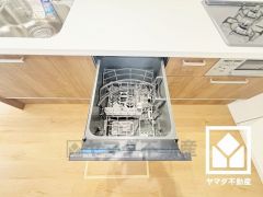 毎日の家事の負担を軽減でき、水道代の節約にもなる食器洗乾燥機付き。
