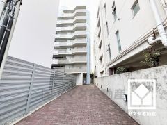 ブランコや滑り台などの遊具が設置された公園も点在しており、子育て世帯の方にもお勧めです。