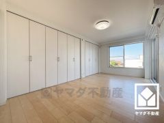 大きな窓からは明るい光が降り注ぎます。柔らかな光が差し込むお部屋で、快適で落ち着いた生活をお送りいただけます。