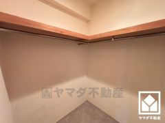 ウォークインクローゼットはお洋服はもちろん、スーツケースなどの大物もしっかり収納できます。