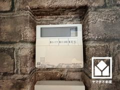ボタン1つで自動でお湯張りができる自動給湯リモコンです。追い炊き機能付きなので、いつでも温かいお風呂に入ることができます。