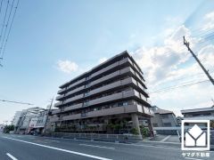 陽光に映える美しい外観。街並みに馴染みながらも、ひときわ目を引く存在感。