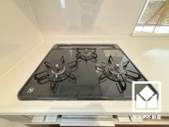 毎日の料理がもっとスムーズになる、便利な3口コンロ付き。