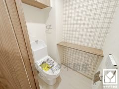 明るく清潔感溢れるトイレです。温水洗浄便座付きで、季節を問わずいつでも温かい便座をお使いいただけます。広々としたカウンタースペースもございます。