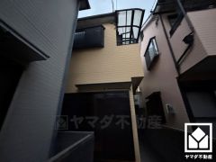 家族との時間も、自分だけの時間も心地よく過ごせる。シンプルで飽きのこない設計が、暮らしに余白をもたらします。この住宅は、日々の暮らしをそっと支えてくれます。