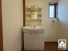 収納豊富でスッキリお使い頂ける洗面台です。洗面ボウルが広めなので、忙しい朝でも身支度がしやすく時短になります。