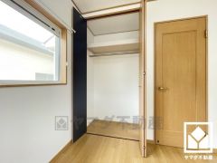 新たに家具を買わなくても良いので、ハンガーパイプ付きのクローゼットは嬉しいですね。