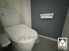 明るく清潔感溢れるトイレです。2連トイレットペーパーホルダーなのでお取替えの手間が軽減できます。
