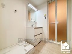 小さなお子様のお風呂上りもこのスペースがあればゆったりとして頂けます。室内洗濯機置場がございますので、天候に左右されず洗濯していただけます。