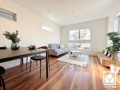 プライバシー・採光に配慮された広々16帖の2階リビングが魅力。家族全員がリラックスできる、ゆったりとした快適リビングで温かい団らんの時間を。