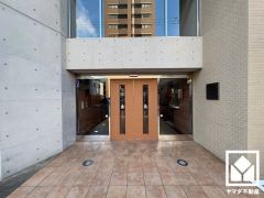 エントランスから始まる、快適な暮らし。オートロック完備の防犯性とデザイン性を両立した、安心の住まい。